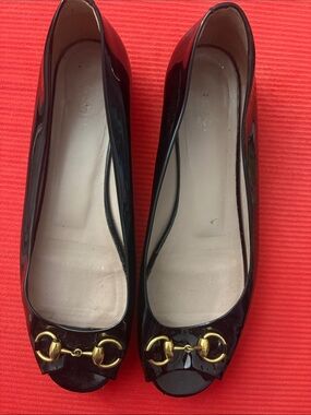 Gucci Black Patent Leather Peep-Toe Flats with Gold Horsebit Accent
